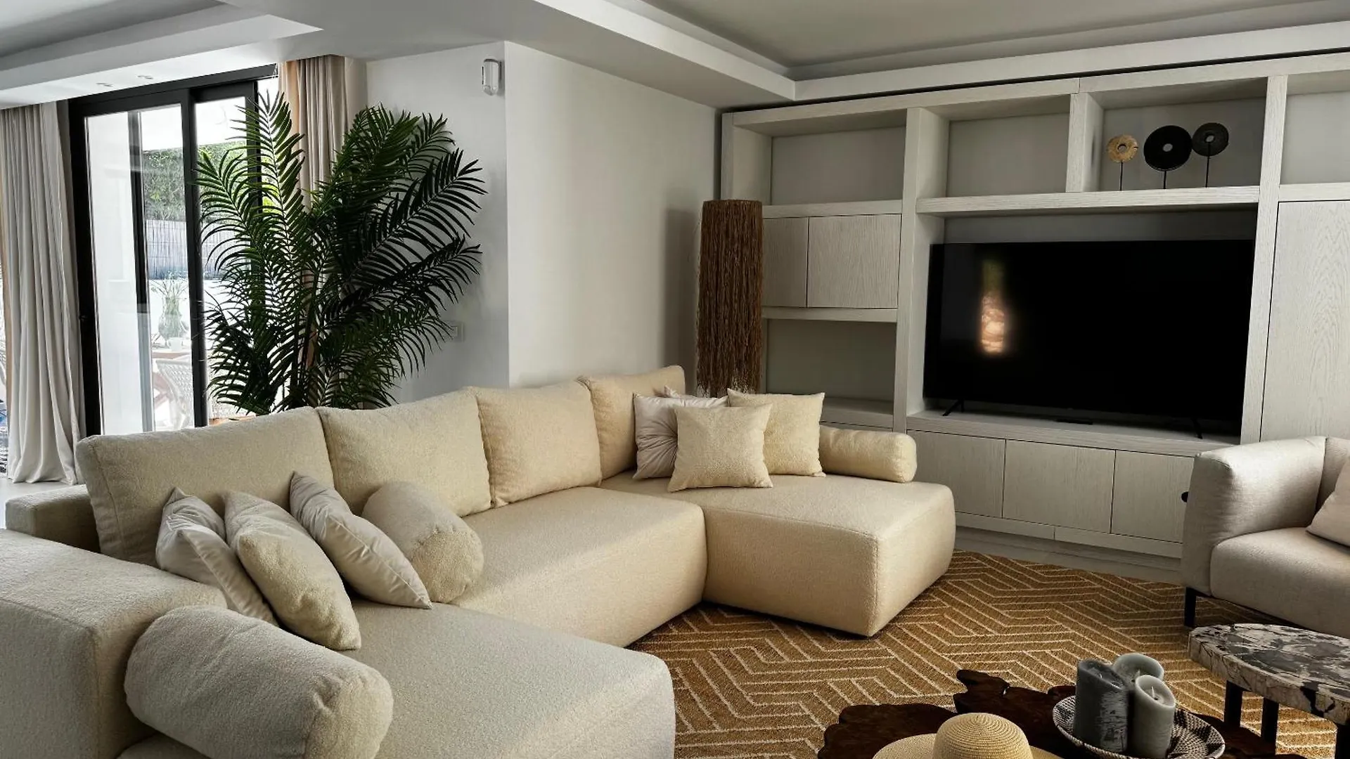 Marbella Bliss - Luxury 4-Bedroom Villa With Garden, Private Pool & Jacuzzi, Marbesa Near- 5 Min To The Cabopino Beach إسبانيا