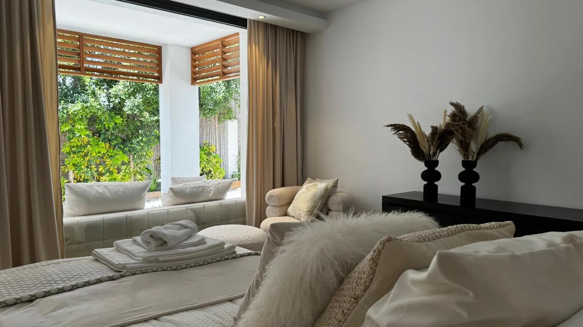 Marbella Bliss - Luxury 4-Bedroom Villa With Garden, Private Pool & Jacuzzi, Marbesa Near- 5 Min To The Cabopino Beach Spanyolország
