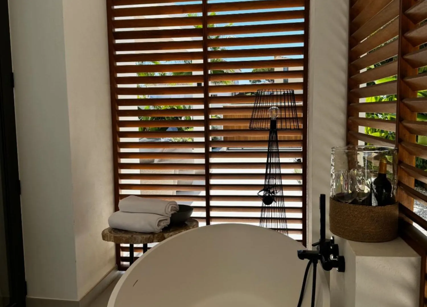 Marbella Bliss - Luxury 4-Bedroom Villa With Garden, Private Pool & Jacuzzi, Marbesa Near- 5 Min To The Cabopino Beach