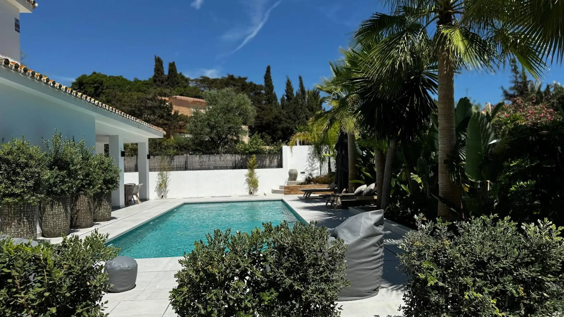 Marbella Bliss - Luxury 4-Bedroom Villa With Garden, Private Pool & Jacuzzi, Marbesa Near- 5 Min To The Cabopino Beach