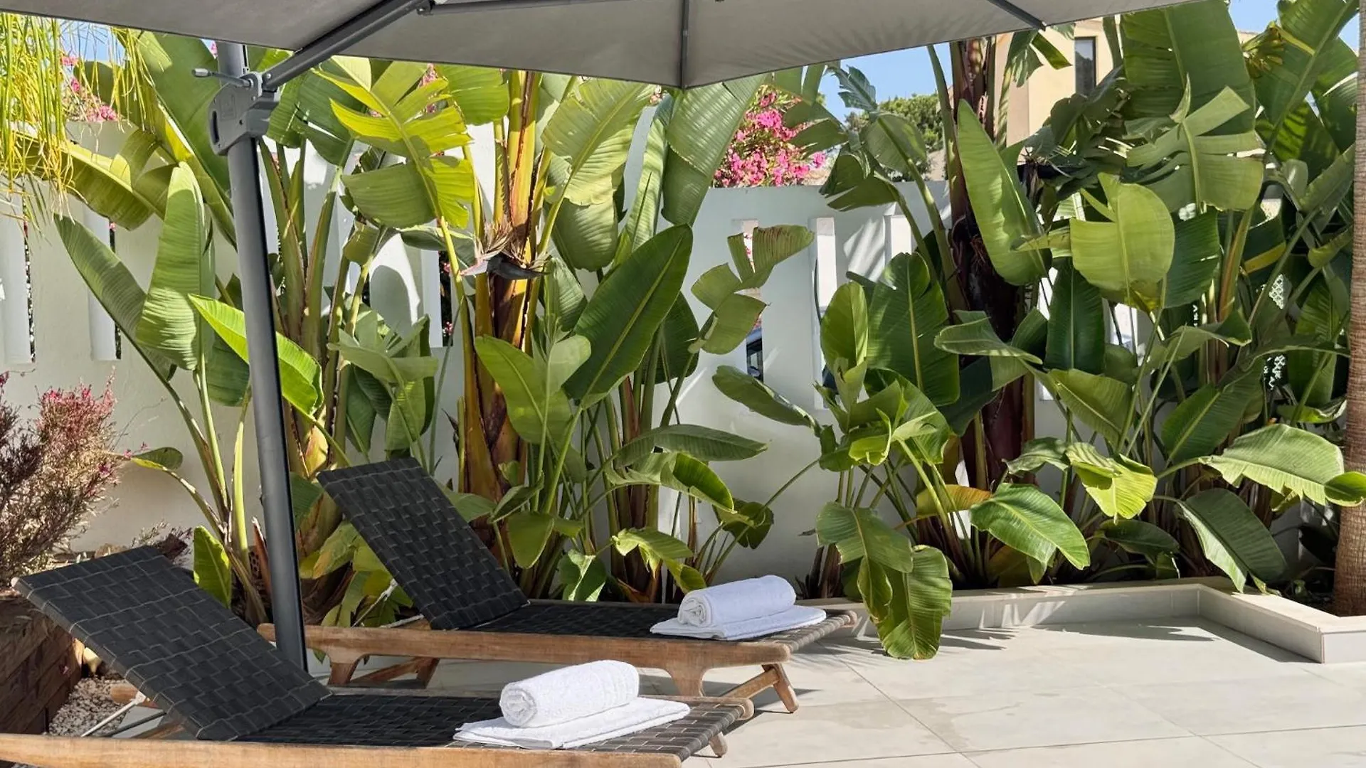 Marbella Bliss - Luxury 4-Bedroom Villa With Garden, Private Pool & Jacuzzi, Marbesa Near- 5 Min To The Cabopino Beach